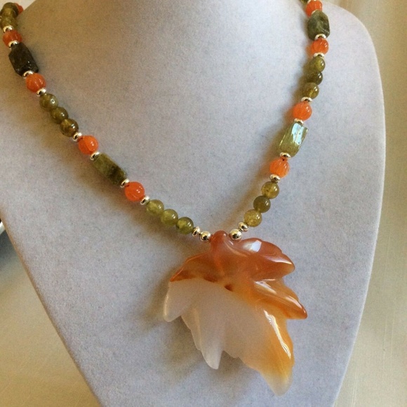 Silver tone metal green Garnet Carnelian Agate maple leaf pendant beads necklace - Picture 1 of 4